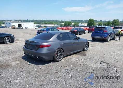 2018 Alfa Romeo Giulia Awd из США, поврежденный, VIN ZARFAEDN6J7579665
